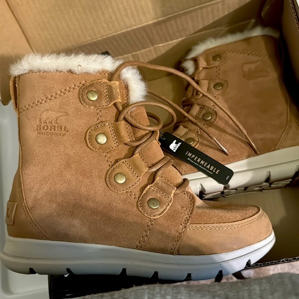 NEW SOREL EXPLORER JOAN BOOTS SIZE 6